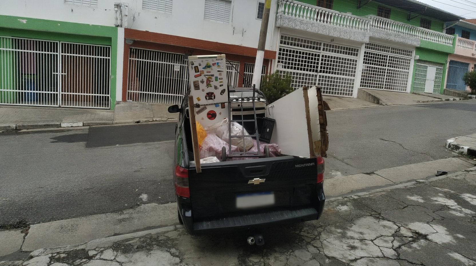Vista traseira da caminhonete com carga completa de mudança