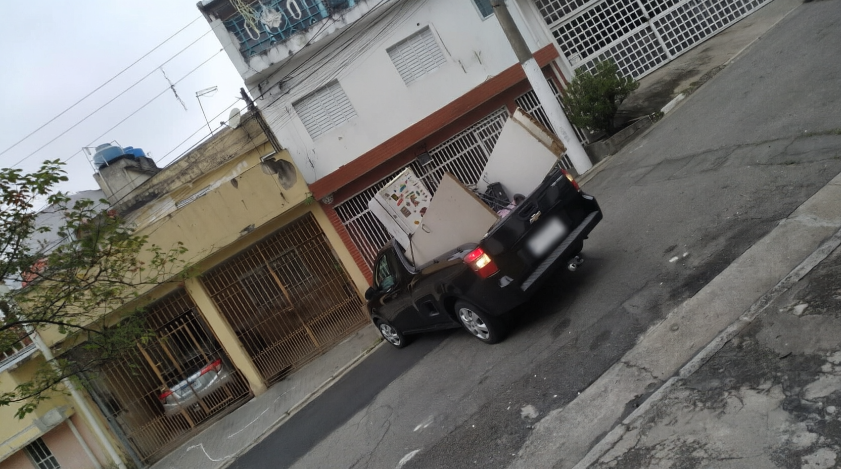 Caminhonete transportando móveis e eletrodomésticos
